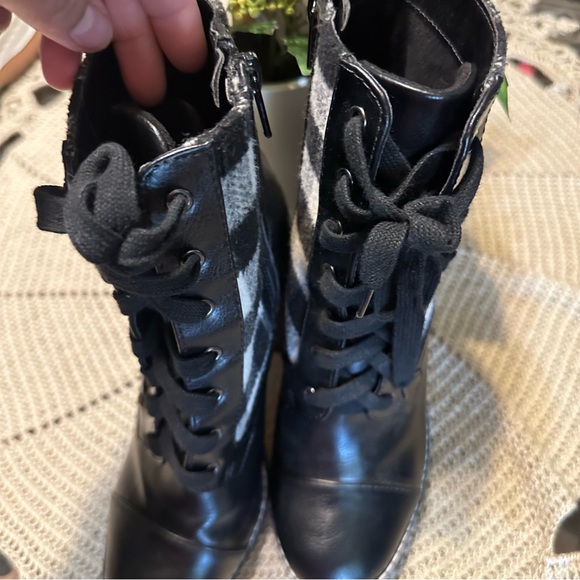 Like new woman’s combat boots - Picture 3 of 6
